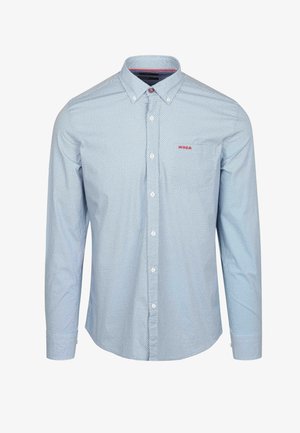 Lichtblauw overhemd met knopen, voorzien van een micro-patroon, lange mouwen en een zak. Heeft een rood logo op de borst en contrasterende manchetten.