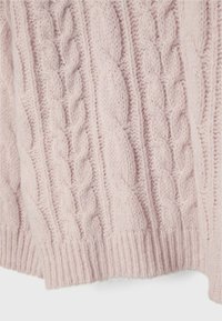 Ljusrosa kabelstickad tröja med texturerade mönster och ribbade ärmmuddar. Mjuk, ull-liknande material med olika kabelmönster.