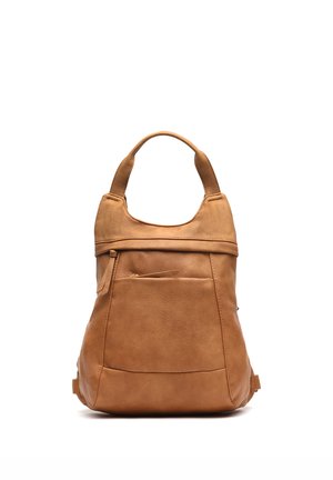 Tanfarvet læderhåndtaske med et enkelt håndtag, lynlåslomme foran og blødt, struktureret design på hvid baggrund.