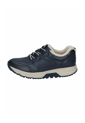 Basket en cuir bleu marine avec doublure en polaire blanche, semelle épaisse beige, semelle noire et lacets blancs et bleu marine, vue de côté.