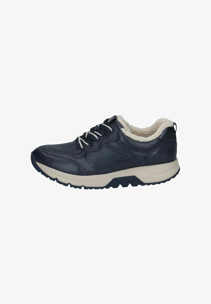 Basket en cuir bleu marine avec doublure en polaire blanche, semelle épaisse beige, semelle noire et lacets blancs et bleu marine, vue de côté.