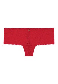 Rode kanten string met een brede bloemenkant band, voorzien van golvende randen en een kleine metalen accent in het midden. Zachte, doorschijnende textuur.