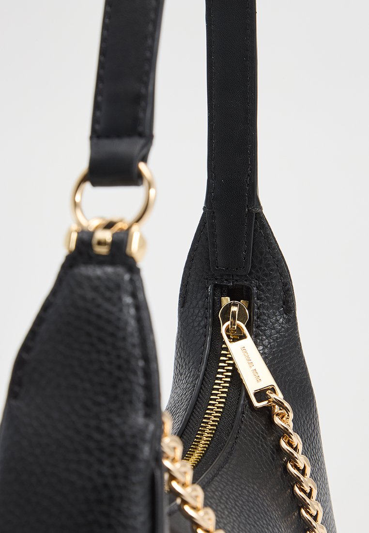 Schwarze Lederhandtasche mit strukturiertem Oberflächen, goldfarbenen Beschlägen, einer Kettenakzent und einem Reißverschluss mit einem markierten Zipper.