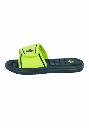 Grüne und schwarze Rutsch-Sandalen mit gepolstertem Riemen und strukturiertem Fußbett. Sie verfügen über eine abgerundete Form und einen verstellbaren Klettverschluss.