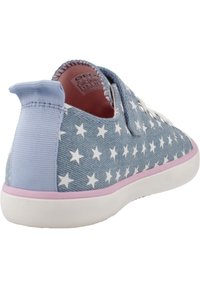 Scarpa in denim blu con motivo a stelle, stelle bianche sulla parte superiore, suola in gomma rosa e zeppa testurizzata. Adatta per un abbigliamento casual.