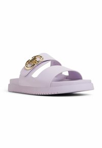 Lila slide sandal med två breda remmar, öppen tå och en guldspänne som accent. Platt sula med en texturerad kant för grepp.
