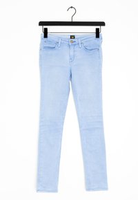 Ljusblå jeans, tillverkade av denim, med smal passform, fem fickor, en framknapp och dragkedjestängning samt enkla sömdetaljer.