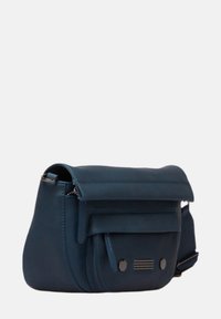 Navy leren crossbody tas met een omklapbare flap, zilveren hardwareaccenten, voorvak en gedetailleerde stiksels. Gladde textuur overal.