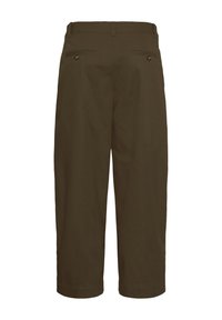 Pantalon marron court avec passants pour ceinture, deux poches passepoilées à boutons à l'arrière, coupe droite, présenté à plat de dos.
