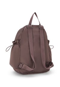 Sac à dos matelassé en nylon marron foncé, doté de bretelles réglables, d'une poignée supérieure et de poches latérales avec des fermetures à cordon. Forme ronde.