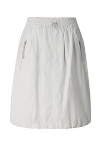 Falda blanca hasta la rodilla con cintura elástica, cordón ajustable y bolsillos laterales con cremallera, hecha de tela ligera.