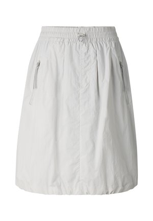 Biała spódnica do kolan z elastycznym pasem, sznurkiem do wiązania i zamykanymi na zamek kieszeniami bocznymi, wykonana z lekkiego materiału.