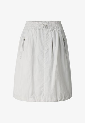 Jupe blanche longueur genou avec taille élastique, cordon de serrage et poches latérales zippées, fabriquée en tissu léger.