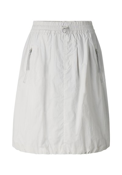 Jupe blanche longueur genou avec taille élastique, cordon de serrage et poches latérales zippées, fabriquée en tissu léger.