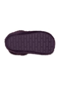 Pantufla púrpura con borde de suave piel, suela de goma con patrón del logo "crocs" y forma redondeada en la parte trasera para mayor comodidad.
