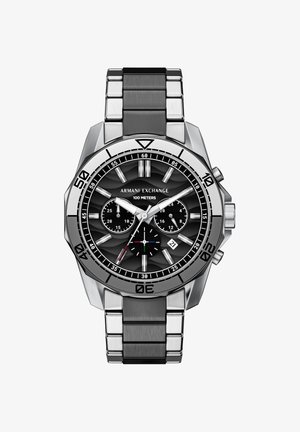 Zilveren roestvrijstalen horloge met een zwarte, gestructureerde wijzerplaat, chronograaffuncties, datumaanduiding en metalen armband. Waterbestendig tot 100 meter.