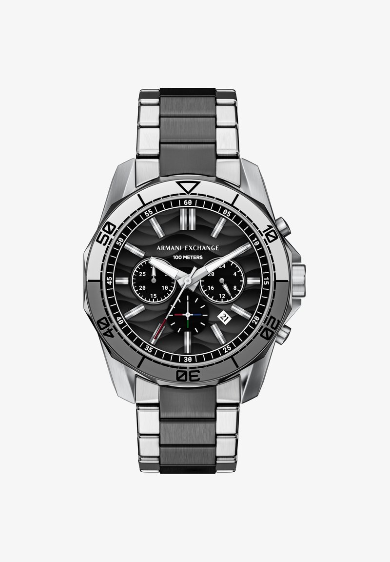 Montre en acier inoxydable argentée avec un cadran texturé noir, fonctions chronographes, affichage de la date et bracelet métallique. Résistante à l'eau jusqu'à 100 mètres.
