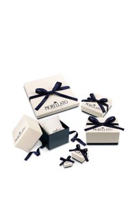 Set di scatole regalo di diverse dimensioni, in crema con nastro blu navy. Logo sulla scatola più grande. Include un piccolo cuscino all'interno della scatola teal.