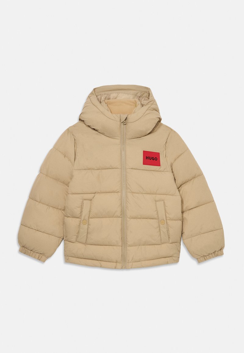 Beige gepolsterte Kapuzenjacke mit Reißverschluss, zwei vordere Druckknopftaschen, elastischen Bündchen und rotem rechteckigem Aufnäher mit der Aufschrift "HUGO" auf der Brust.