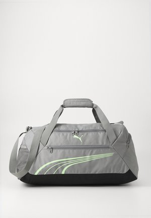 Grå duffelbag med sort bund, der har dobbelt lynlåse, justerbar strop og Puma-logo. Grønne akcentlinjer tilføjer detaljer til designet.
