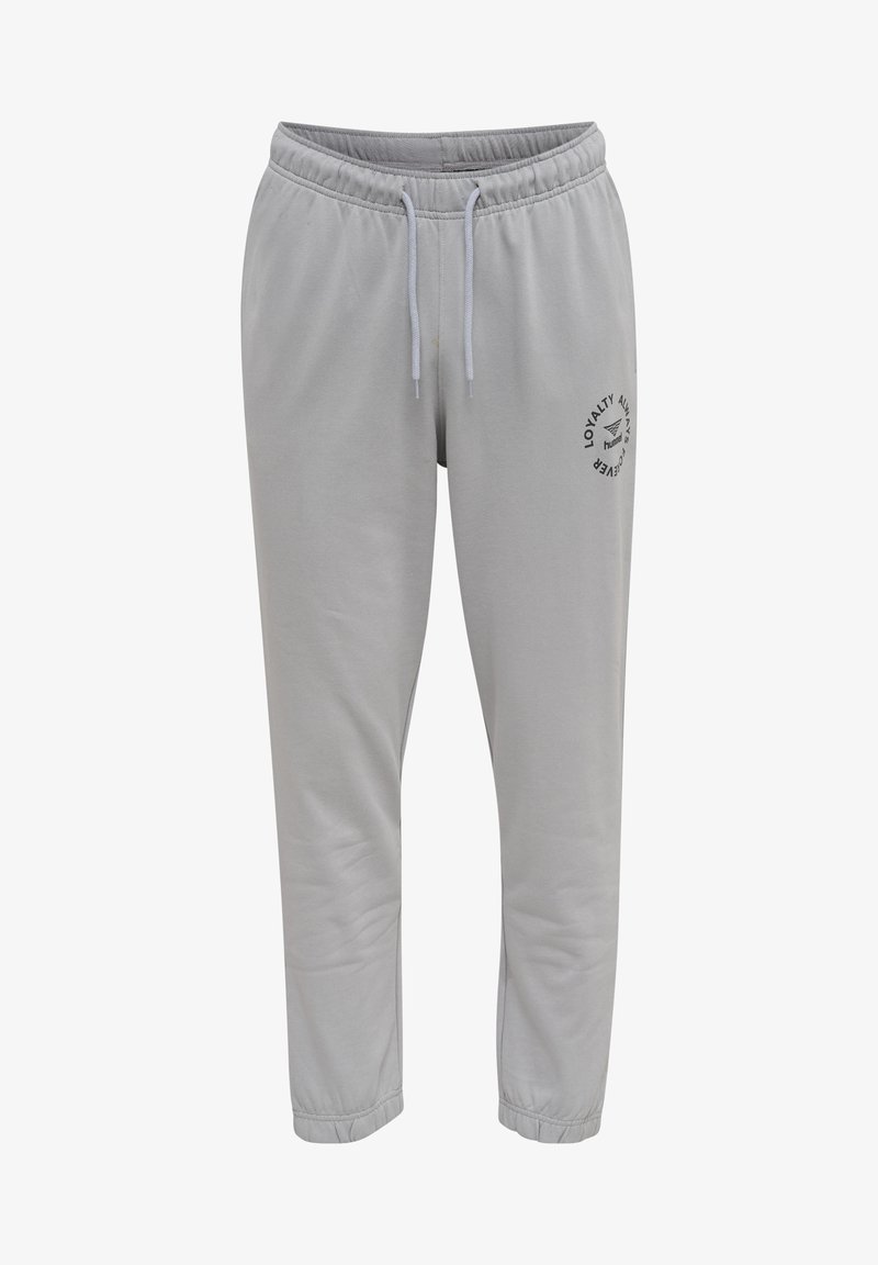 Pantalon de jogging gris clair avec une taille élastique et un cordon de serrage. Présente un petit logo noir imprimé sur la cuisse gauche. Texture de tissu douce.
