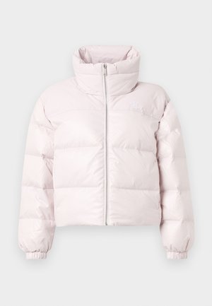 Casaco puffer rosa claro cropped com gola alta, fecho frontal em zíper e punhos franzidos. Apresenta um logótipo subtil no lado esquerdo superior do peito.