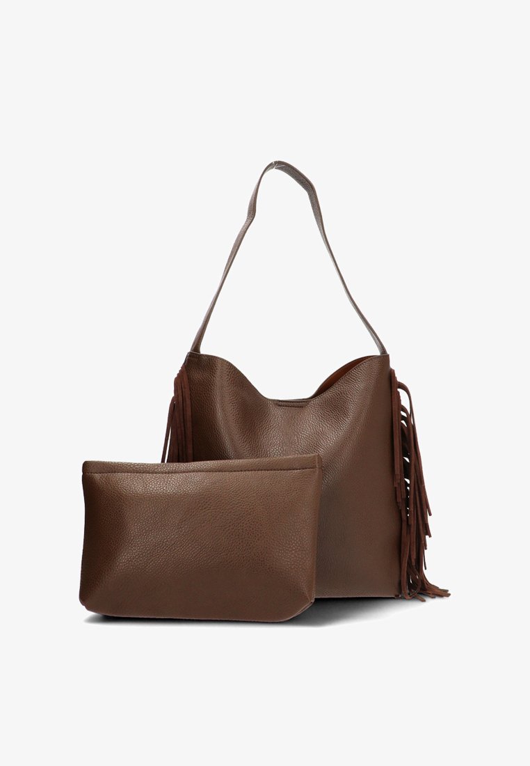 Bolso tote de cuero marrón con acentos de flecos, que presenta una textura suave y un bolso a juego desmontable. Ambas piezas tienen un diseño estilizado.