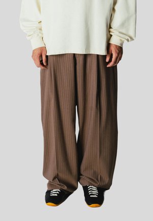 Woodbird, WBBIN HB STRIPE PANTS - Pantalones - dark olive
