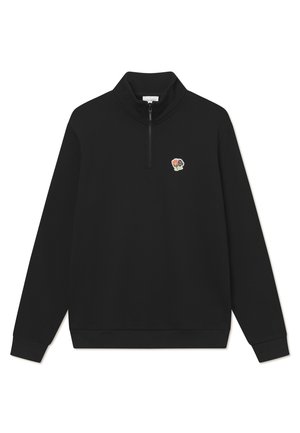 Čierny pulóver s kapsou a vysokým golierom. Má kvetinovú výšivku na ľavej hrudi. Vyrobený z mäkkého materiálu.
