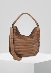 Sac à main en cuir marron avec des plis horizontaux, une forme arrondie et une seule anse. Offre une fermeture zippée et une texture lisse.