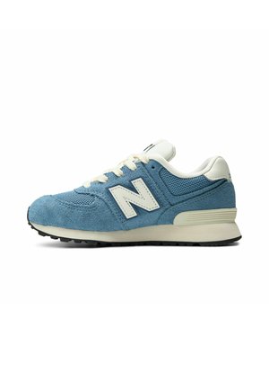 Blauw-witte New Balance sneaker met suède en mesh bovenwerk, witte veters en zwarte rubberen zool, zijaanzicht.