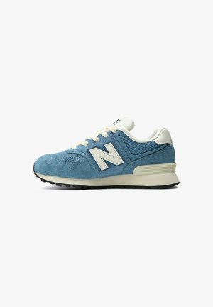 Baskets New Balance bleu et blanc avec tige en suède et mesh, lacets blancs et semelle en caoutchouc noire, vues de profil.