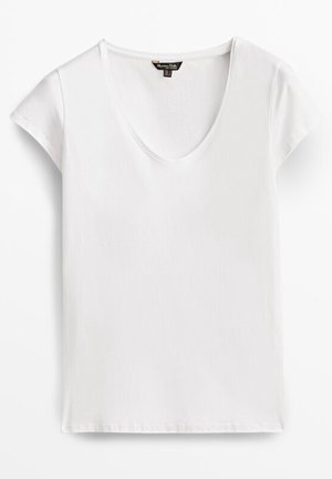 Hvid kortærmet T-shirt med rund halsudskæring, lagt fladt på en hvid baggrund.