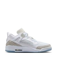 Air Jordan 3 tenisice s pretežno bijelim kožnim gornjim dijelom, teksturiranim sivim akcentima i višeznatnim detaljima na prstima.