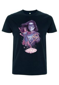 Camiseta de algodón negra con un gráfico colorido de un superhéroe en un traje azul con una bufanda roja, adoptando una pose dinámica sobre un fondo rosa.