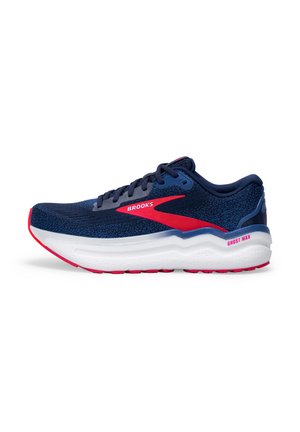 Zapatilla de running para hombre con una parte superior de malla en color marino con un acabado texturizado, detalles en rojo y una suela blanca acolchada. Branding destacado en el lateral.