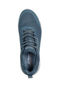 Zapatilla deportiva azul de malla con puntera redondeada, cordones gruesos, cuello acolchado y suela exterior blanca. Presenta la marca "Memory Foam" en la plantilla.
