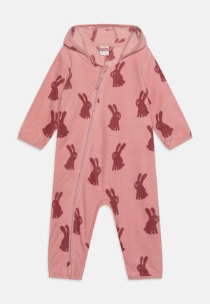 Różowy polarowy kombinezon dla niemowląt z kapturem i ukośnym zamkiem, ozdobiony wzorem ciemnoróżowych króliczków na całej powierzchni.