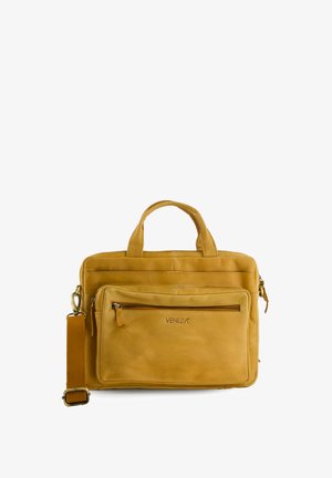 Geel lederen schoudertas met dubbele handgrepen, verstelbare schouderband, voorzak met rits en reliëf "VENEZIA" logo. Glad textuur.