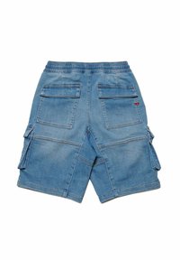 Cargo shorts in denim di colore blu chiaro, con vita elasticizzata, molteplici tasche e dettagli di cucitura visibili. Presentano un design casual.