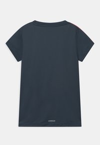 Tmavě modré sportovní tričko s krátkými rukávy, s malým textem "AEROREADY" poblíž dolního lemu a náznakem červené na švu ramene.