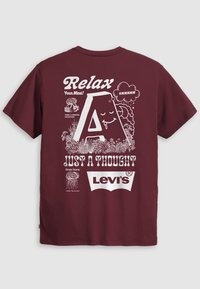 Bordeauxfarvet bomulds T-shirt med hvid tekst og grafik, herunder en stiliseret "A", skyer og planter. Mærket med Levi's® logo.