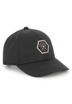 Schwarze Kappe mit einem hexagonalen Patch, das ein Fußballdesign und den Text "TEAM BOSS" zeigt. Gefertigt aus einem Material mit glatter Oberfläche.
