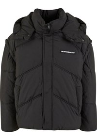 Schwarze Pufferjacke mit hohem Kragen, Reißverschluss und Seitentaschen. Verfügt über diagonale Nähte und ein Logo-Patch auf der Brust.