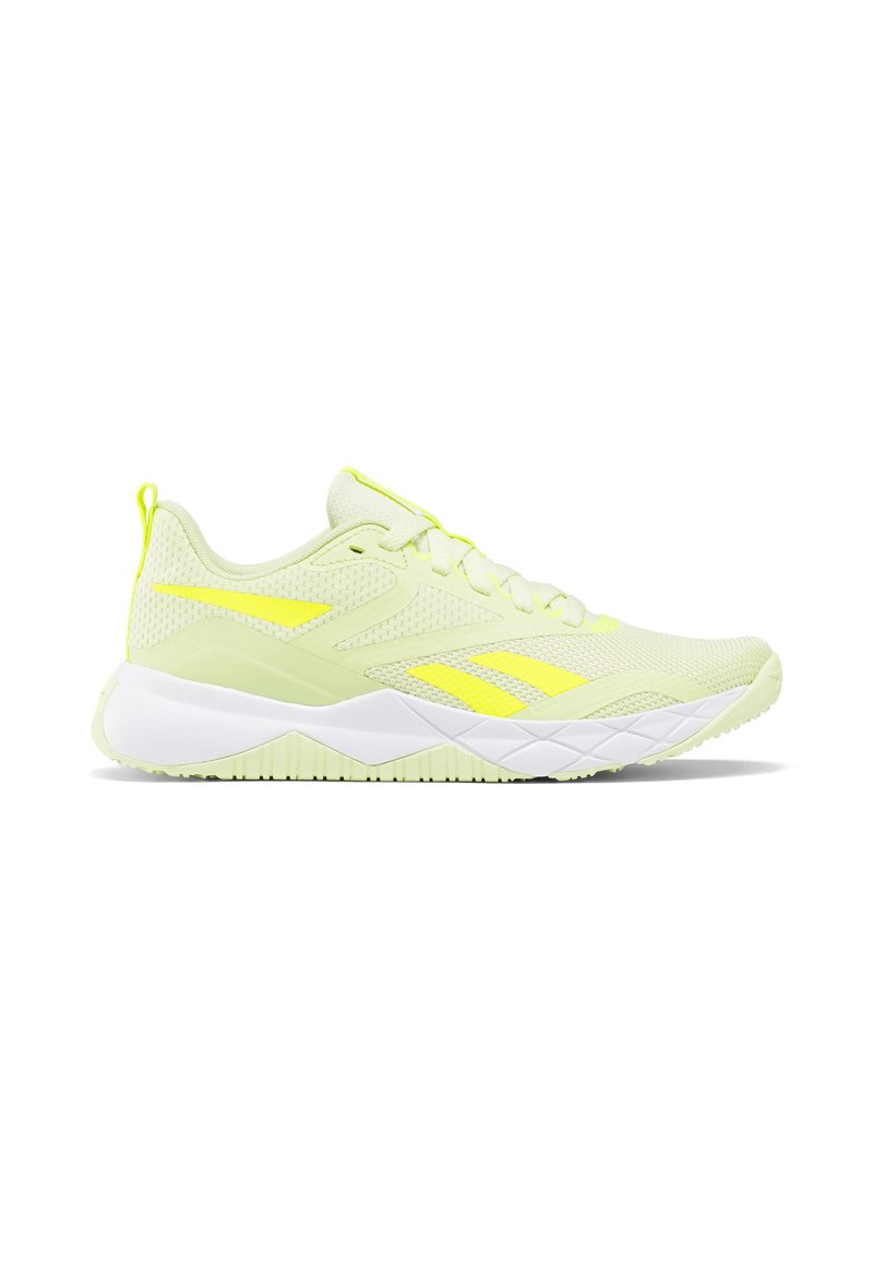 Zapatilla deportiva verde claro con parte superior de malla, acentos amarillos y suela de goma blanca. Presenta un diseño texturizado y un collar acolchado.