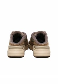 Sneaker in suede marrone con una morbida foderatura grigia, retro arrotondati e suole in gomma beige. Il design presenta una parte superiore liscia e un tallone imbottito.