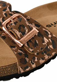 Sandale à imprimé léopard marron avec une boucle en or rose et un semelle intérieure texturée. Semelle en liège avec du caoutchouc noir pour une bonne adhérence.