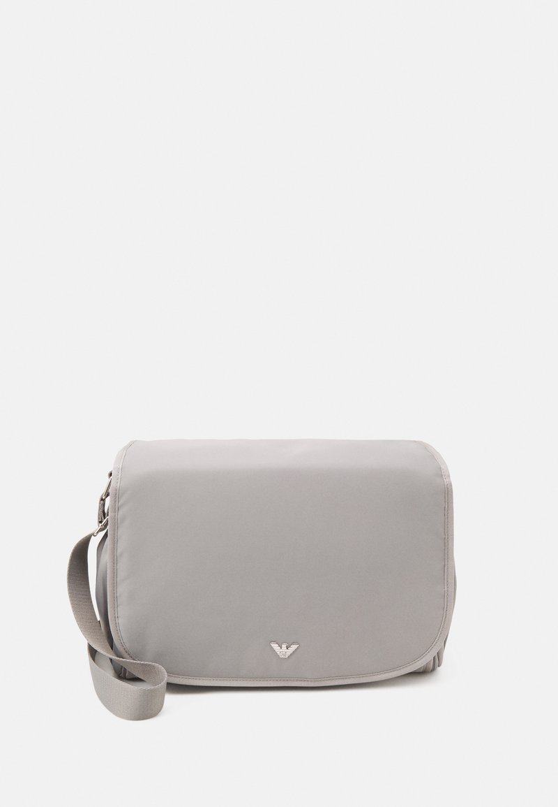 Borsa a tracolla grigia con una texture liscia, forma rettangolare, tracolla regolabile e dettaglio con logo. Chiusura con zip sulla parte superiore.