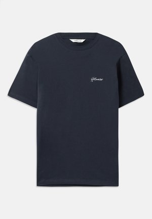 Marineblaue Baumwoll-T-Shirt mit kurzen Ärmeln. Mit einem weißen gestickten Markenlogo auf der linken Brust. Klassischer Rundhalsausschnitt.