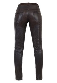 Donkerbruine leren broek met een slim fit ontwerp, geribbelde tailleband en twee met rits afsluitbare achterzakken voor extra detail.